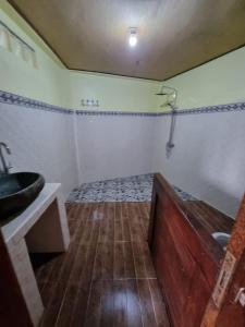 金塔马尼巴鲁娜别墅酒店的浴室配有盥洗盆和浴缸。