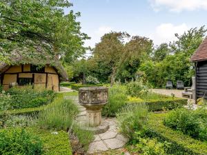 Ludgershall1 Bed in Bicester Village CLEAR的中间有石头种植园的花园