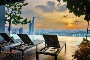 吉隆坡ViiA Residences Kuala Lumpur的市景阳台配有两把椅子