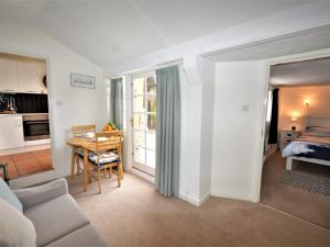 1 Bed in Torquay 36488的休息区