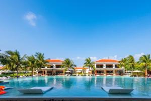 岘港Blue Sky & Villas Beach Resort的度假村前的大型游泳池