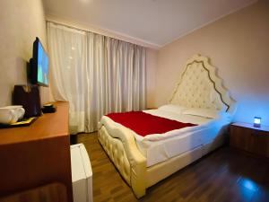 乌兰巴托Namar Hotel的一间卧室设有一张大床和大窗户