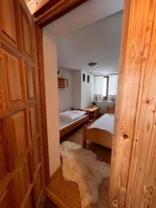 高塔特拉山Apartman u Lukyho的小房间,设有床和门