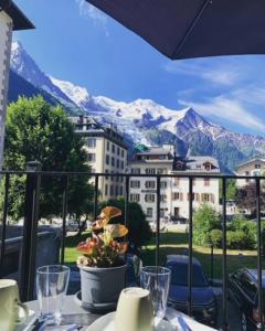 夏蒙尼-勃朗峰Hotel La Verticale的阳台设有山景桌子