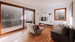 盖布利茨Nina´s Home的带沙发和大窗户的客厅