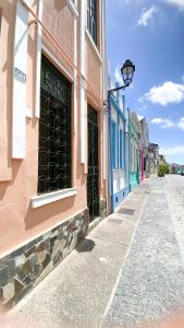 萨尔瓦多Hostel Canto Zen的城里一条空的街道,有五彩缤纷的建筑