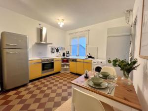 罗伊特林根Gemütliche Altbauwohnung in RT-Betzingen的厨房设有黄色橱柜和 ⁇ 格地板