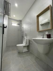 Xóm ÐéPi house homestay的一间带水槽和卫生间的浴室
