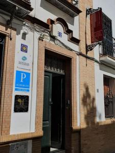 塞维利亚SevillaDream的门前有停车标志的建筑物