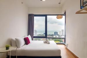 乔治市Tropicana 218 Macalister Penang的一间卧室设有一张床和一个大窗户