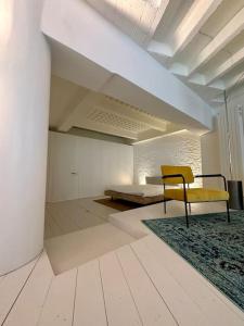 洛桑Loft industriel en duplex - The Urban Garage的一间空房间,配有黄色椅子和地毯