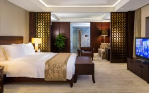 南京金陵饭店的酒店客房,配有床和电视