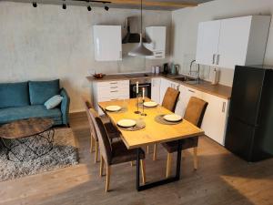 豪恩斯泰因Wohnung unterm Burghalder - Direkt am Waldrand的厨房以及带桌子和沙发的用餐室。