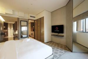 迪拜Livbnb - City Center Studio close to Everything的配有一张床和一台平面电视的酒店客房