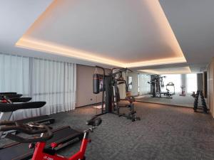 天津丽柏酒店天津空港滨海国际机场店的健身房,室内配有几辆健身自行车