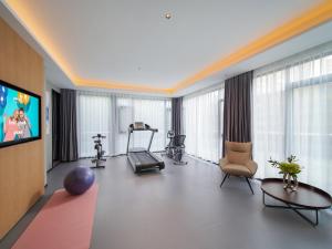 成都丽柏酒店成都武侯祠的一间带跑步机和电视的健身房