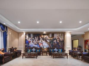 莆田维也纳国际福建莆田明珠酒店的客厅的墙上挂着一幅大画