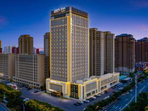 静海区丽柏酒店天津静海万达广场的一座有建筑的城市里高大的建筑