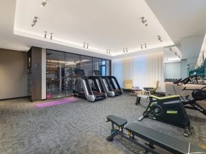 静海区丽柏酒店天津静海万达广场的大楼内带跑步机和健身器材的健身房