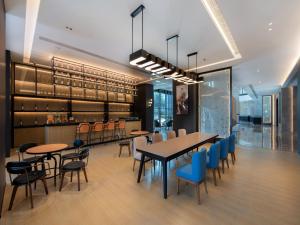 成都丽柏酒店成都四河地铁站新川店的一个带桌椅的用餐室和一个图书馆