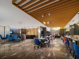 成都丽柏酒店成都武侯祠的一间在房间内配有蓝色椅子和桌子的餐厅