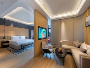 Nanshui丽柏酒店珠海高栏港店的酒店客房,配有床和沙发