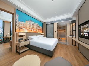 成都维也纳国际成都双流机场航站楼北京华联酒店的卧室配有一张白色大床和一台平面电视。