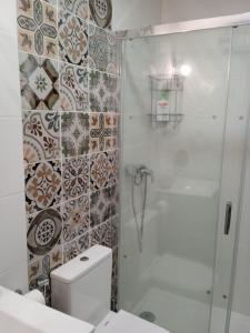 布拉干萨Ninho do Melro II - Turismo Rural Bragança的带淋浴和白色卫生间的浴室