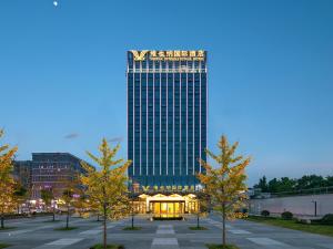 成都维也纳国际成都双流机场航站楼北京华联酒店的停车场内高高的建筑,设有凉亭