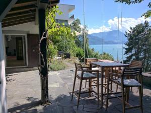 卢塞恩Charming house with a lake view的一张桌子和椅子,享有海景