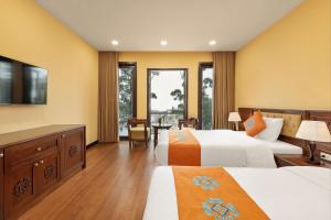 萨帕Sapa Convention Center (Green Forest Hotel)的酒店客房设有两张床和电视。