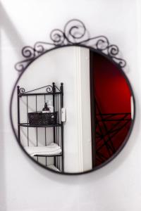 维尔纽斯BDSM Red Apartments的镜子,上面有椅子反射