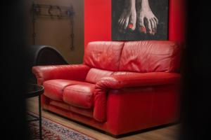 维尔纽斯BDSM Apartments的红色房间红色皮革躺椅