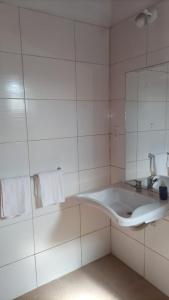 卢汉德库约POSADA DE LA LUNA的白色的浴室设有水槽和镜子