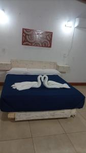 卢汉德库约POSADA DE LA LUNA的一张床上有天鹅的睡床