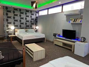 科布列季KENT hotel & Restaurant KENT beach的客房设有两张床和一台平面电视。