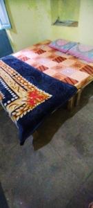 瓦拉纳西Sri Viswanatham Guest House的一张木桌,上面有蝴蝶设计