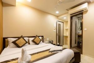 孟买The Majlis Hotel - Colaba Mumbai的卧室配有一张床