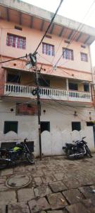 瓦拉纳西Sri Viswanatham Guest House的停在大楼前的两辆摩托车