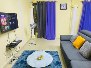 罗安达Luanda City Hostel的客厅配有沙发和桌子