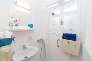 Ágios ProkópiosIoli Traditional Corfu Residence的白色的浴室设有水槽和镜子