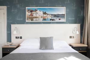 圣莫斯船堡酒店的卧室配有一张床,墙上挂着一幅画
