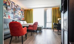 罗伦斯固克Thon Hotel Snø的客厅配有红色椅子和沙发