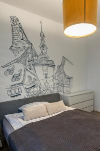 博莱斯瓦维茨Old School Apartament的卧室设有墙上绘图的墙壁