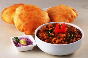 班加罗尔FabHotel BNS Comforts的一碗辣椒和一盘面包