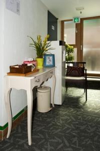 首尔明洞环保旅馆的客房设有白色桌子和冰箱。