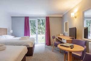 桑当百老汇公园酒店的酒店客房配有两张床和一张书桌