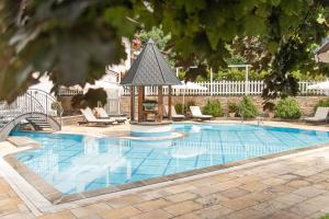 巴特霍夫加施泰因俾斯麦酒店的庭院内带凉亭的游泳池
