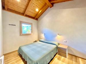 德瓦玛丽娜Villaggio Camping Valdeiva的一间小卧室,配有床和窗户