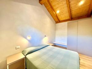 德瓦玛丽娜Villaggio Camping Valdeiva的一间卧室设有一张床和木制天花板